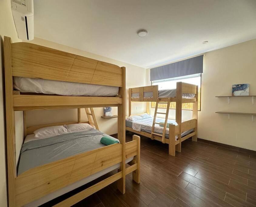una habitación con dos literas y una ventana en La casa de Diego, en Los Órganos