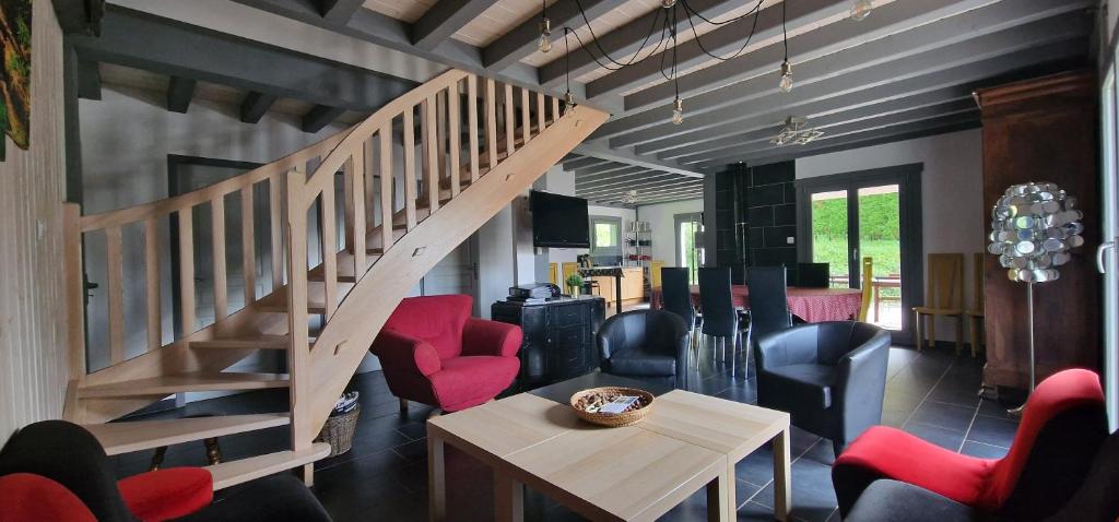 - un salon avec un escalier et des chaises rouges dans l'établissement Le Clos Des Mynes, à Le Thillot