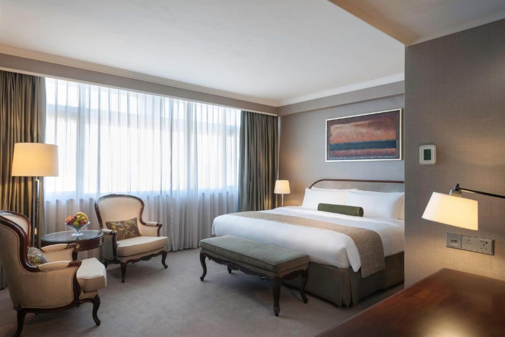Postel nebo postele na pokoji v ubytování Marco Polo Hongkong Hotel