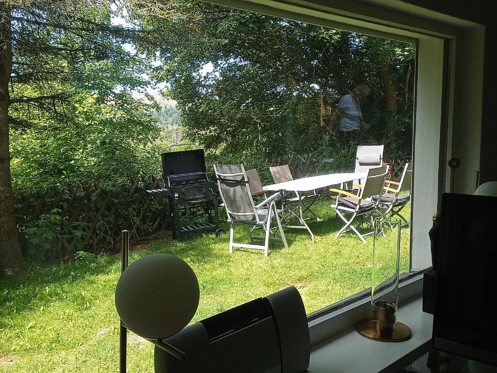 uitzicht op een tafel en stoelen buiten een raam bij Hexenstube Jorjina - WLAN - Garten- tolles Bad -Wandern -Mountainbike - Motorradurlaub in Braunlage