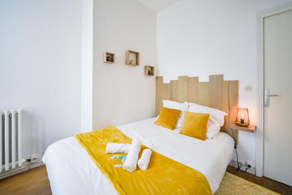 une chambre avec un grand lit avec des serviettes dessus dans l'établissement Le Cocon Des Prébendes - Hypercentre - Netflix, à Tours