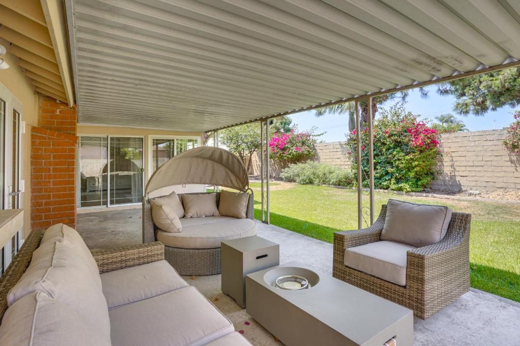 Χώρος καθιστικού στο Huntington Beach Home Fire Pit, Grill and More!