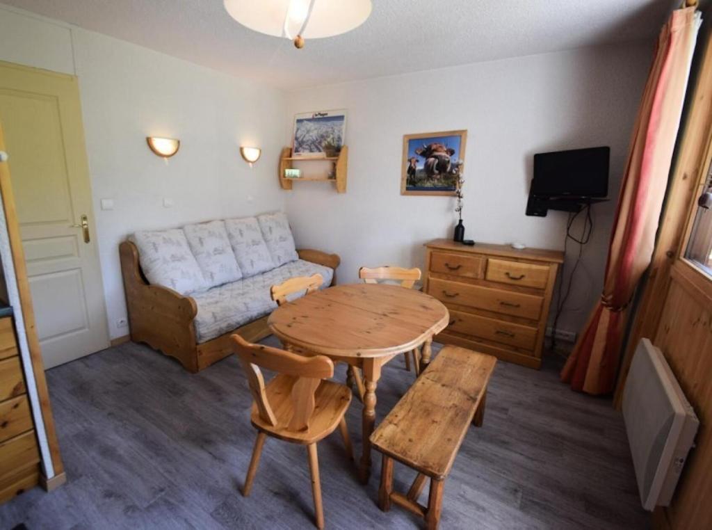 a living room with a table and a couch at Résidence Les Hameaux I - 2 Pièces 4 Pers - LES HAMEAUX 1 - 348H1 - PLAGNE VILLAGES MAE-9074 in La Plagne Tarentaise