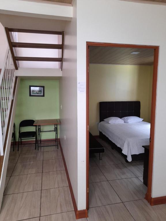 Postel nebo postele na pokoji v ubytování Villas Orosi Valley Lodge