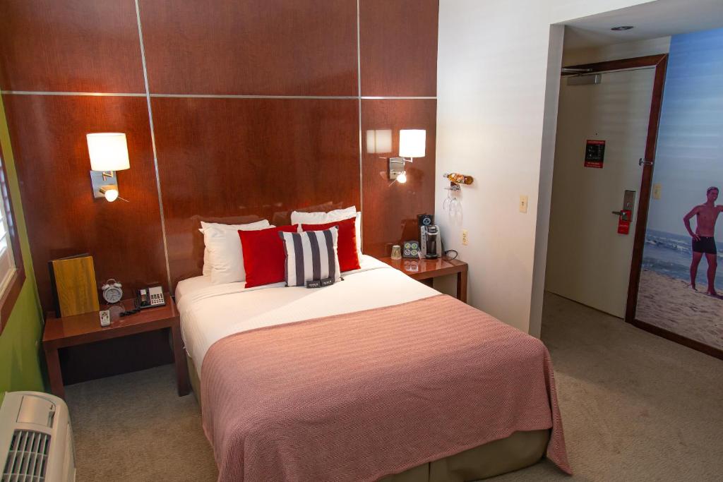 Postel nebo postele na pokoji v ubytování Daddy O Hotel
