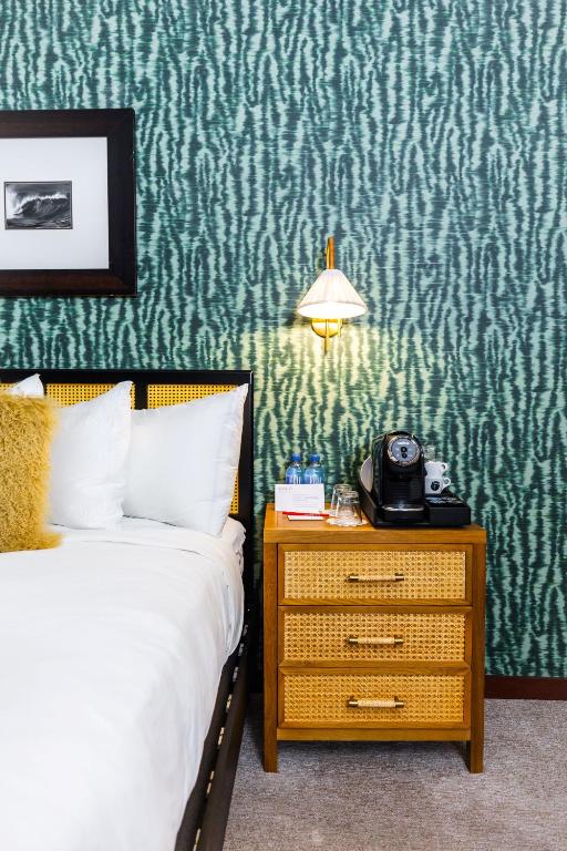 Postel nebo postele na pokoji v ubytování Daddy O Hotel