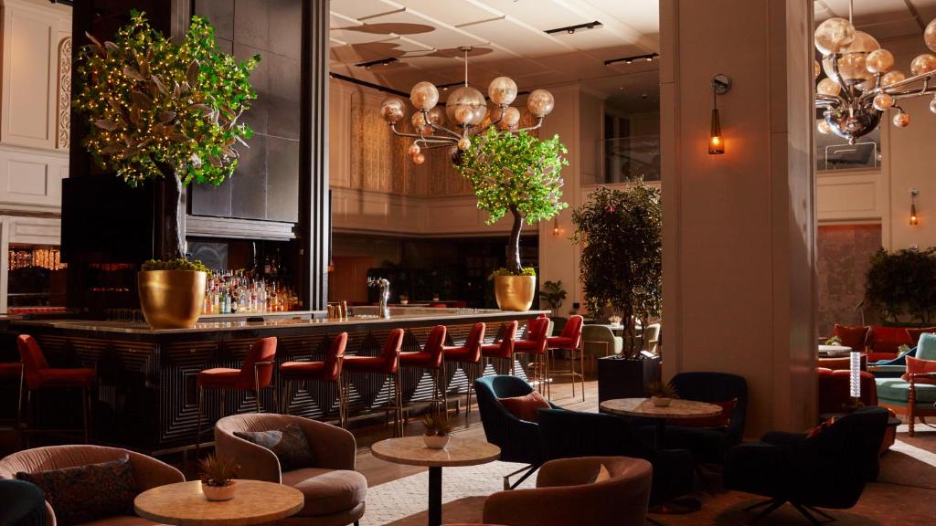 Ein Restaurant oder anderes Speiselokal in der Unterkunft Park Central 