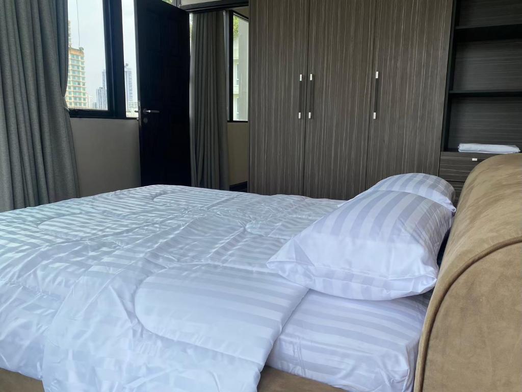 Postel nebo postele na pokoji v ubytování W8 CONDO, TOP Floor LUXE 3 Bedroom Penthouse, Hip central Bangkok area, 5 mins from Thonglo BTS station