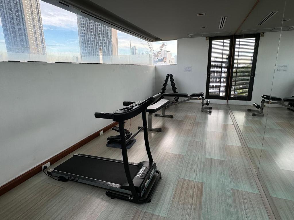 Fitness centrum a/nebo fitness zařízení v ubytování W8 CONDO, TOP Floor LUXE 3 Bedroom Penthouse, Hip central Bangkok area, 5 mins from Thonglo BTS station