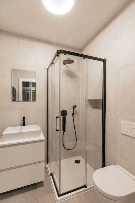 Henry's Appt with a private Suite 414 - Shared kitchen - Resim 8