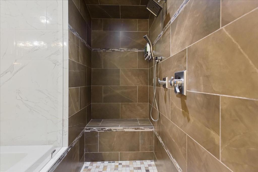 Koupelna v ubytování VioletSuitesPDX Boutique Hotel