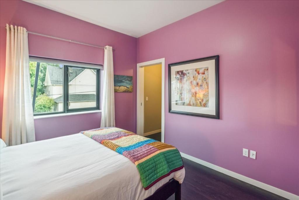 Postel nebo postele na pokoji v ubytování VioletSuitesPDX Boutique Hotel