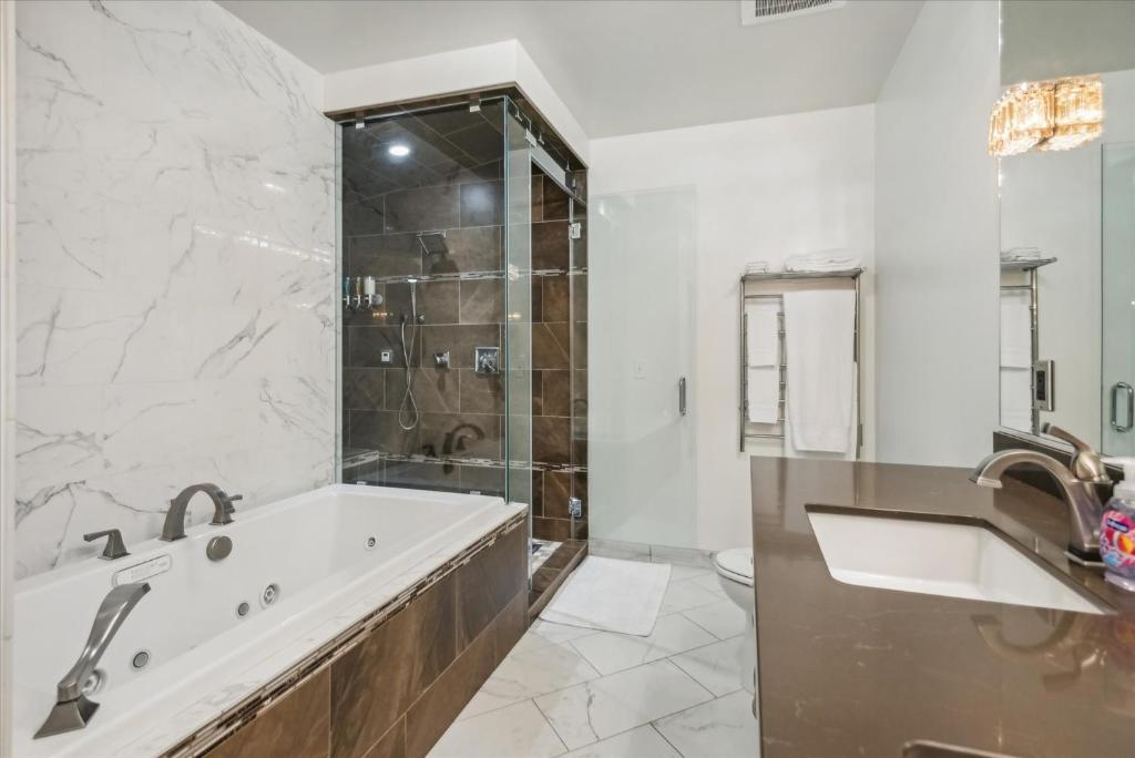 Koupelna v ubytování VioletSuitesPDX Boutique Hotel