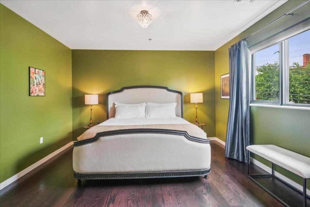 Postel nebo postele na pokoji v ubytování VioletSuitesPDX Boutique Hotel