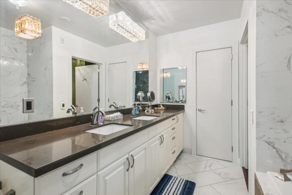 Koupelna v ubytování VioletSuitesPDX Boutique Hotel
