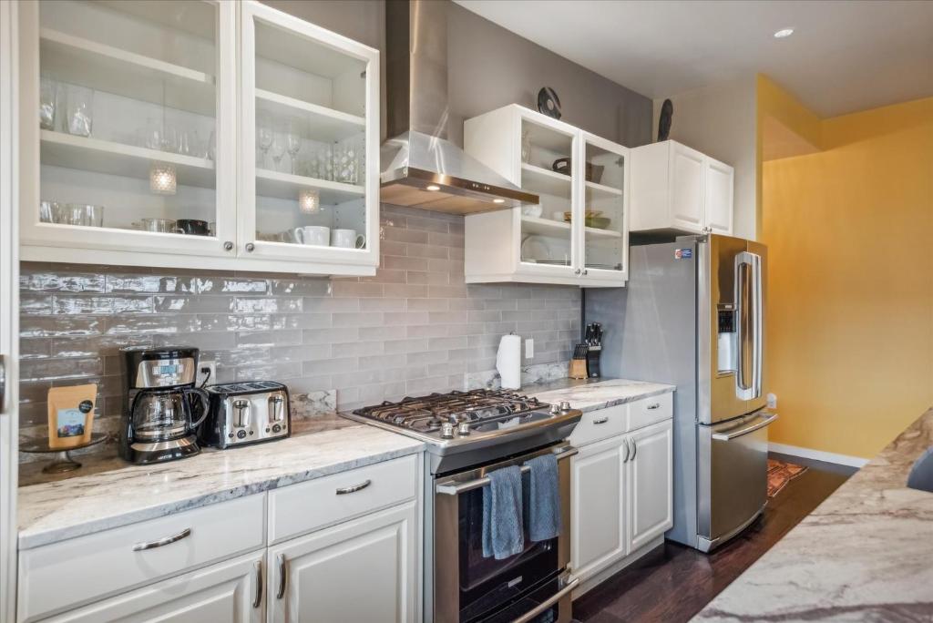 Kuchyň nebo kuchyňský kout v ubytování VioletSuitesPDX Boutique Hotel