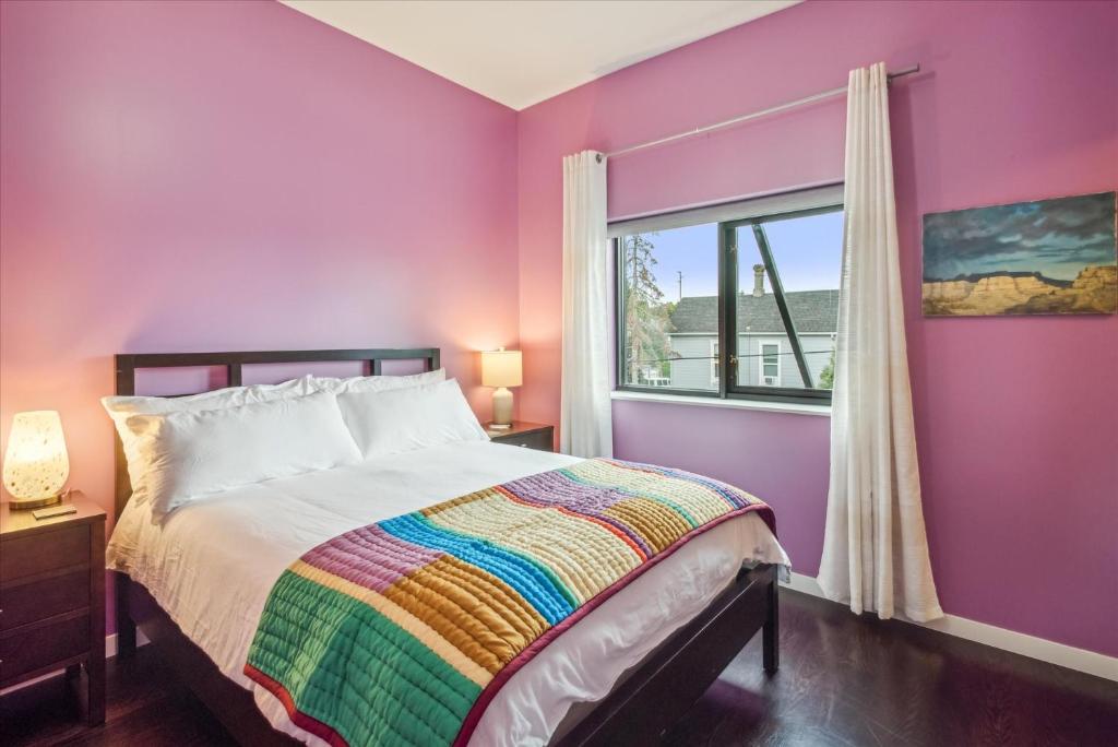Postel nebo postele na pokoji v ubytování VioletSuitesPDX Boutique Hotel