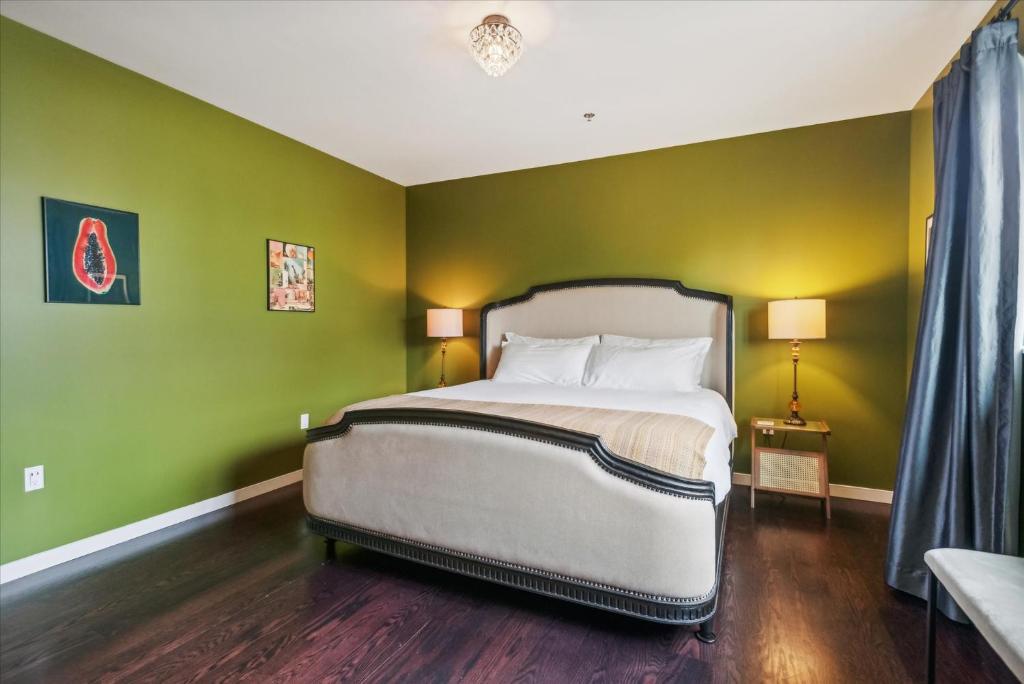 Postel nebo postele na pokoji v ubytování VioletSuitesPDX Boutique Hotel