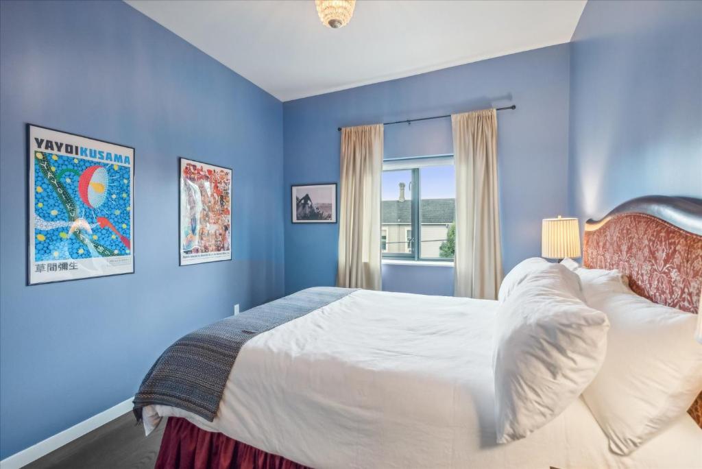 Postel nebo postele na pokoji v ubytování VioletSuitesPDX Boutique Hotel