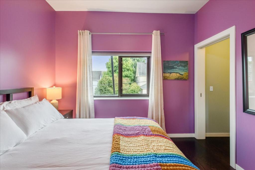 Postel nebo postele na pokoji v ubytování VioletSuitesPDX Boutique Hotel