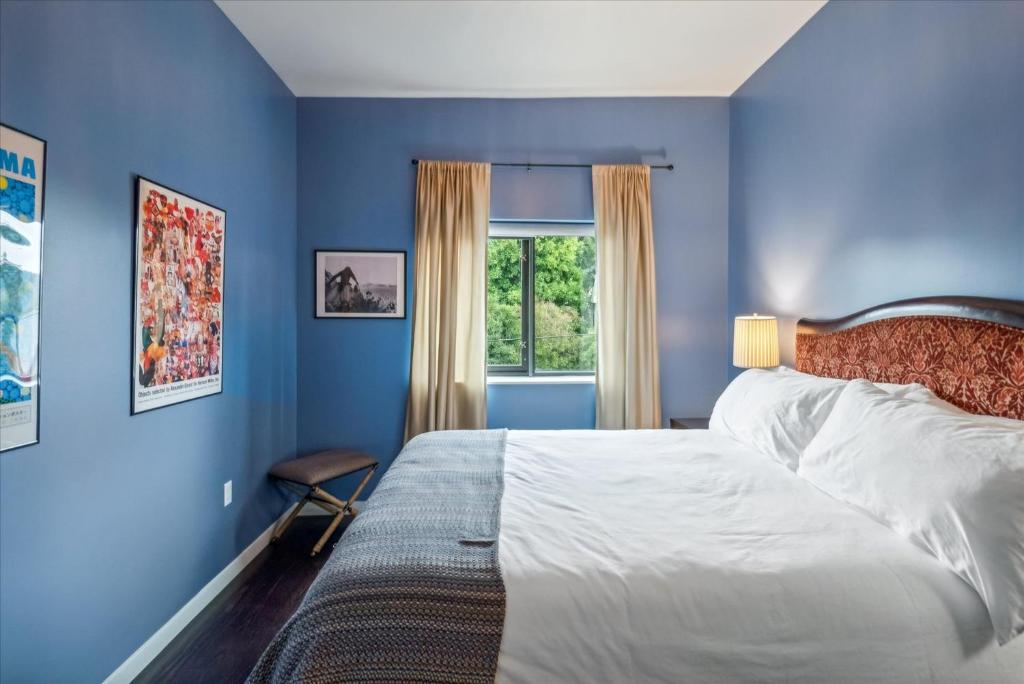 Postel nebo postele na pokoji v ubytování VioletSuitesPDX Boutique Hotel