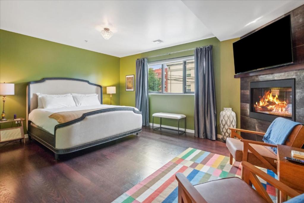 Postel nebo postele na pokoji v ubytování VioletSuitesPDX Boutique Hotel