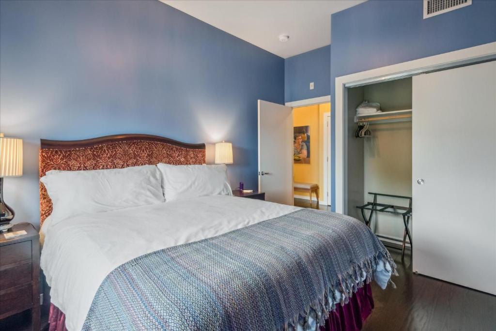 Postel nebo postele na pokoji v ubytování VioletSuitesPDX Boutique Hotel