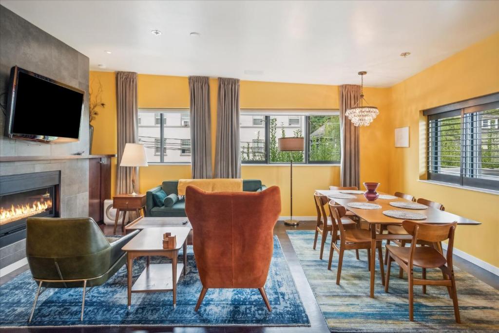 TV a/nebo společenská místnost v ubytování VioletSuitesPDX Boutique Hotel