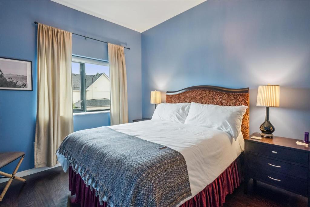 Postel nebo postele na pokoji v ubytování VioletSuitesPDX Boutique Hotel