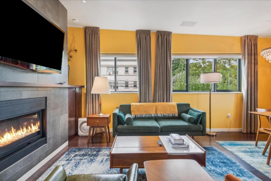 TV a/nebo společenská místnost v ubytování VioletSuitesPDX Boutique Hotel