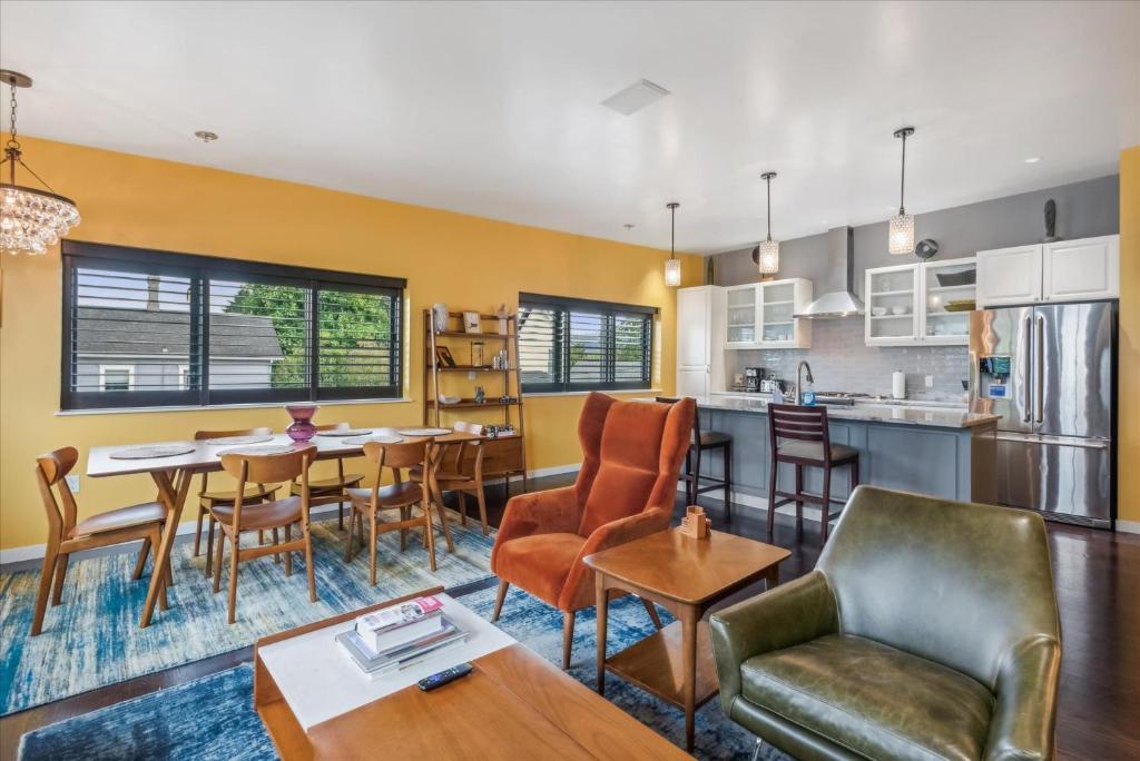 Kuchyň nebo kuchyňský kout v ubytování VioletSuitesPDX Boutique Hotel