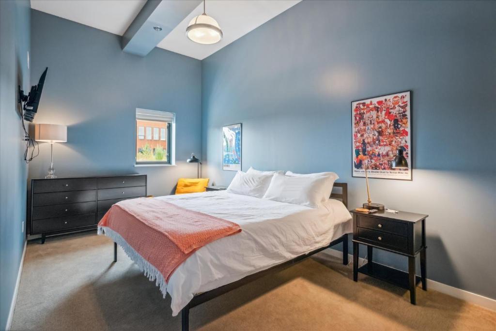 Postel nebo postele na pokoji v ubytování VioletSuitesPDX Boutique Hotel