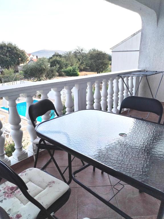 Balkon lub taras w obiekcie Apartments"Nika" with private pool