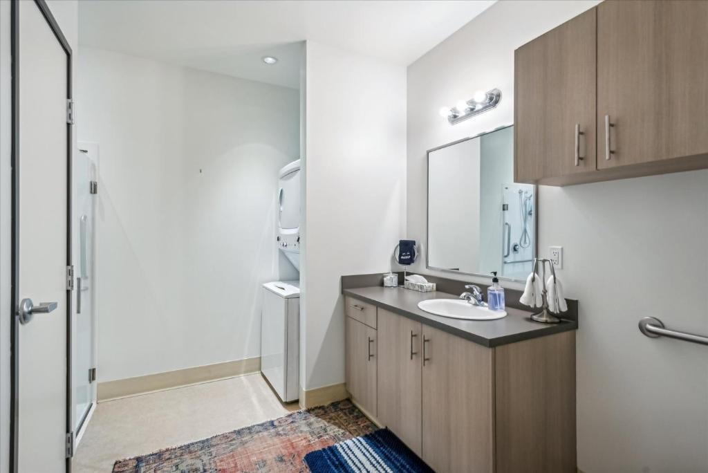 Kuchyň nebo kuchyňský kout v ubytování VioletSuitesPDX Boutique Hotel