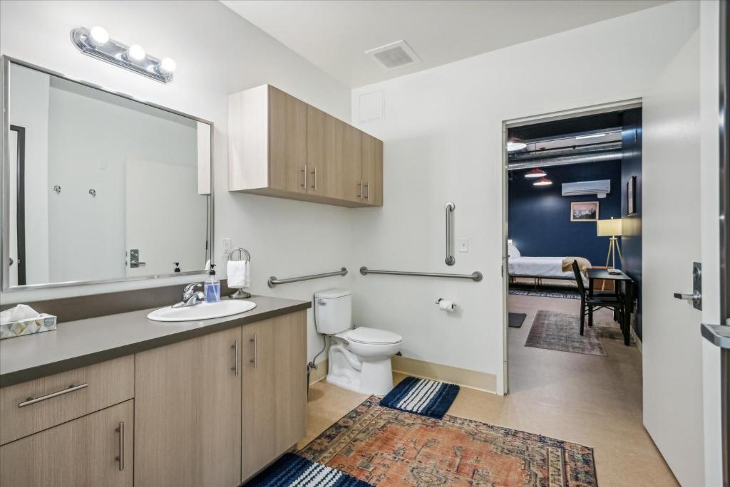 Koupelna v ubytování VioletSuitesPDX Boutique Hotel