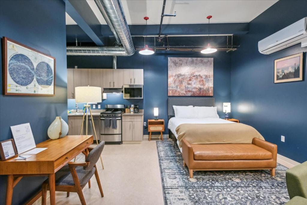 Kuchyň nebo kuchyňský kout v ubytování VioletSuitesPDX Boutique Hotel
