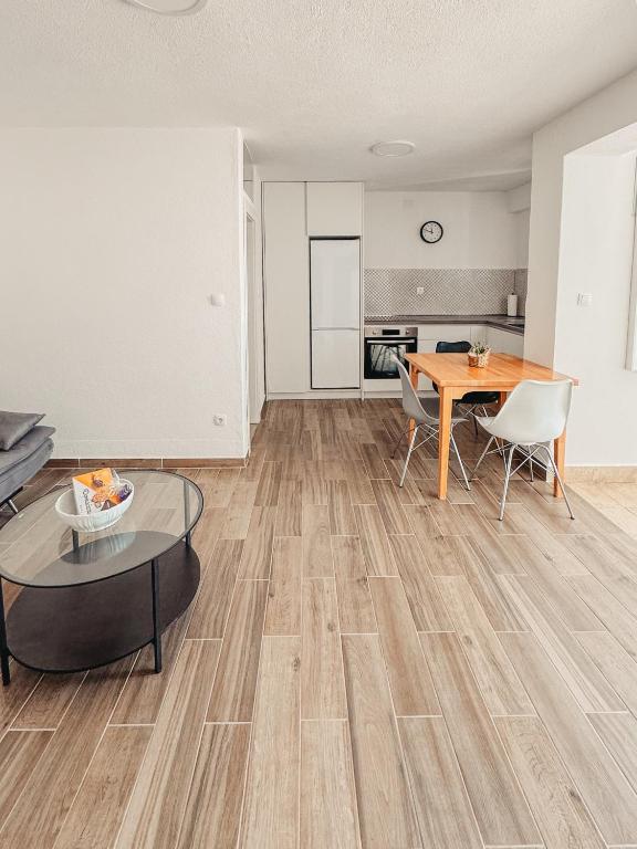 a living room with a table and a kitchen at Andrea&Goran in Selce