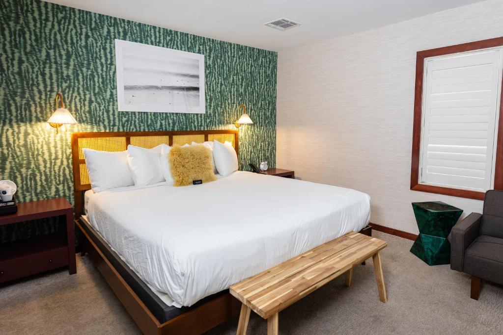 Postel nebo postele na pokoji v ubytování Daddy O Hotel