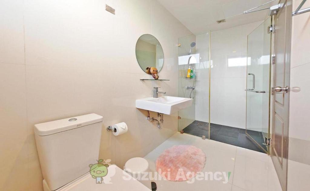 Koupelna v ubytování W8 CONDO, TOP Floor LUXE 3 Bedroom Penthouse, Hip central Bangkok area, 5 mins from Thonglo BTS station