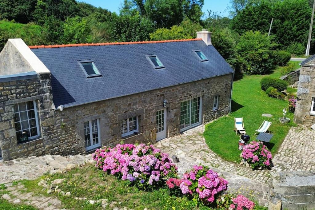 - une vue aérienne sur une maison en pierre ornée de fleurs dans l'établissement Belle maison en Bretagne - Saint Jacques, à Sibiril
