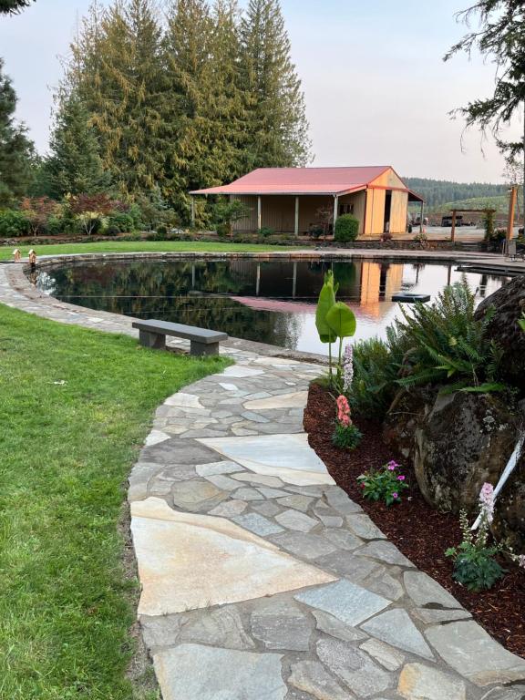 Κήπος έξω από το Collins Pond and Lodge