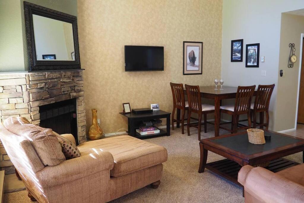 ein Wohnzimmer mit Couch und Kamin in der Unterkunft Siggi's Longhorn Lodge in Eden