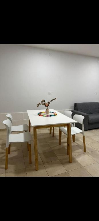 - Sala de estar con mesa y 2 sillas en departamentos CV, en Villa Mercedes