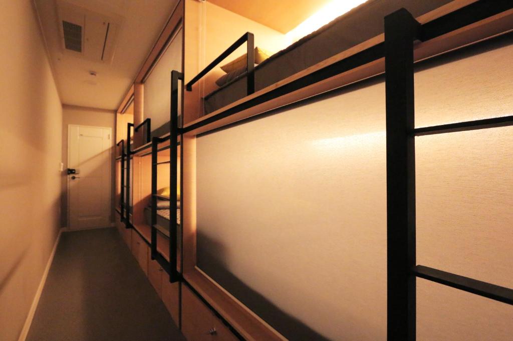 Palanda nebo palandy na pokoji v ubytování Blueboat Hostel Gyeongju
