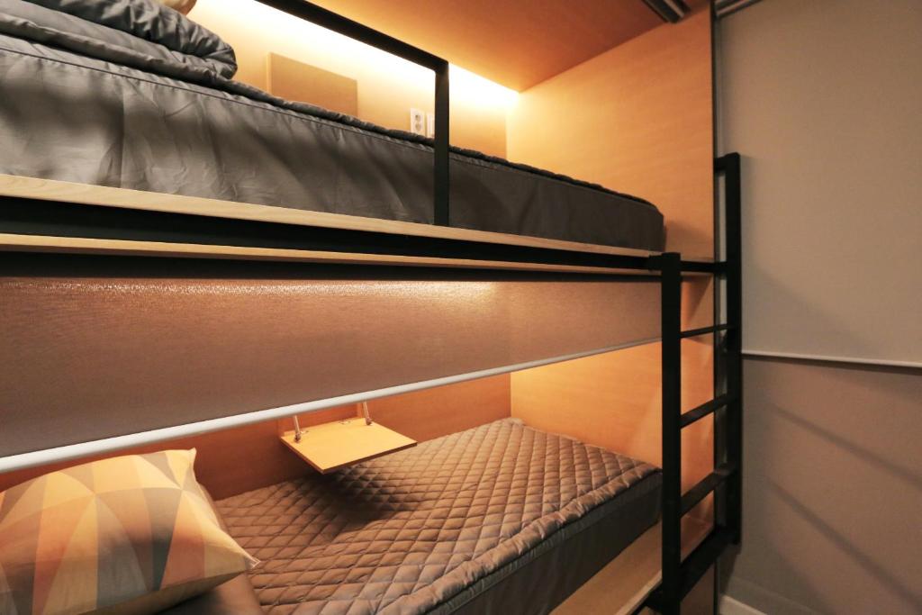 Postel nebo postele na pokoji v ubytování Blueboat Hostel Gyeongju