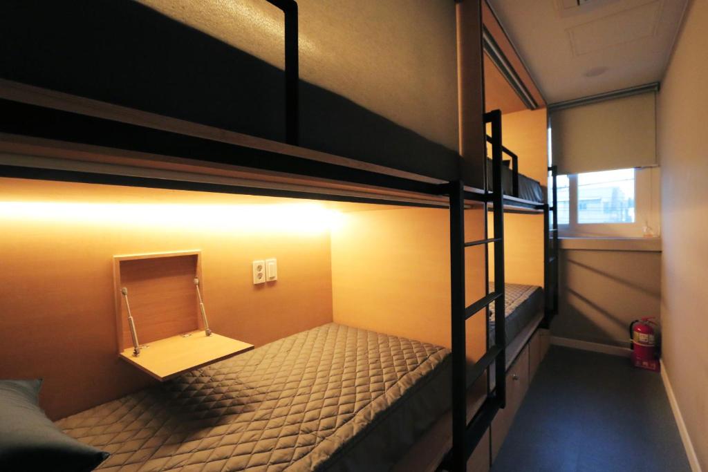 Postel nebo postele na pokoji v ubytování Blueboat Hostel Gyeongju