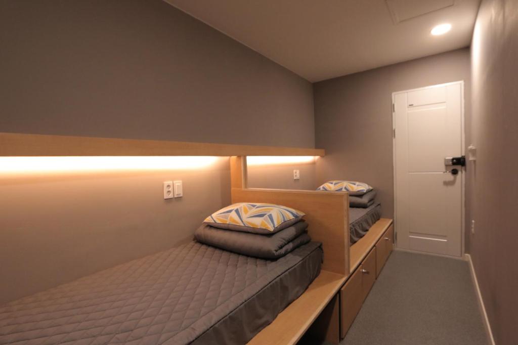Postel nebo postele na pokoji v ubytování Blueboat Hostel Gyeongju
