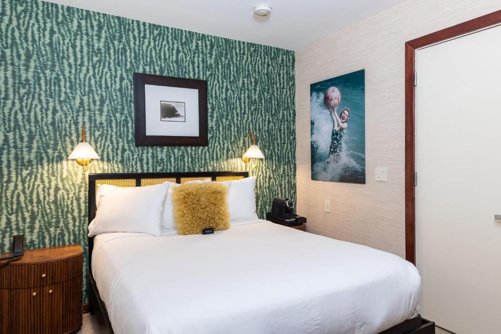 Postel nebo postele na pokoji v ubytování Daddy O Hotel
