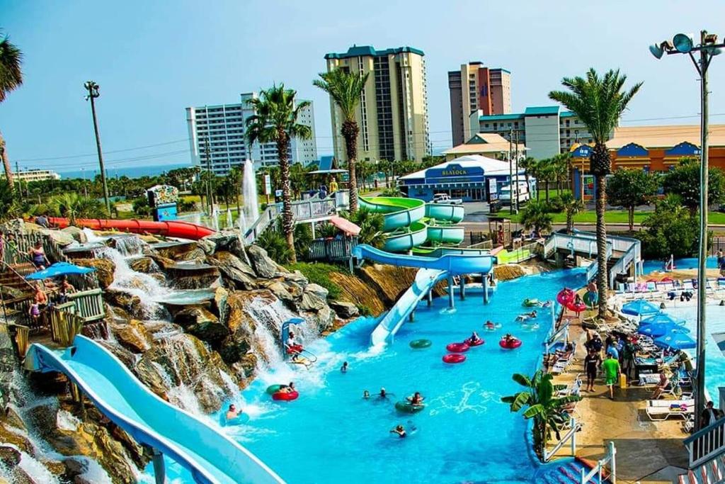 Sandy Beaches-3 Pools-Pet Friendlyの敷地内または近くにあるプール