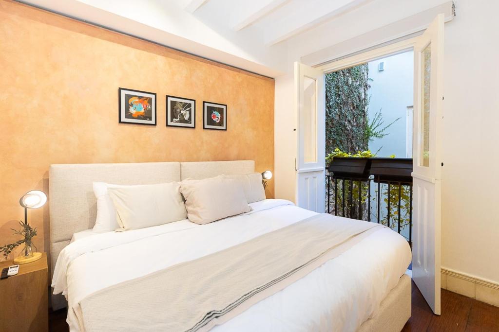 Casa Acomodo Casco Viejo 4bdr Historic Mansion客房内的一张或多张床位